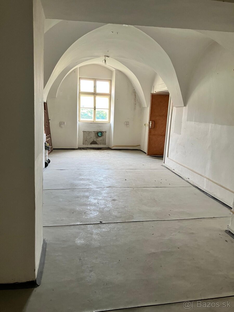 Obchodny priestor / kancelarie na namesti v Skalici - 3