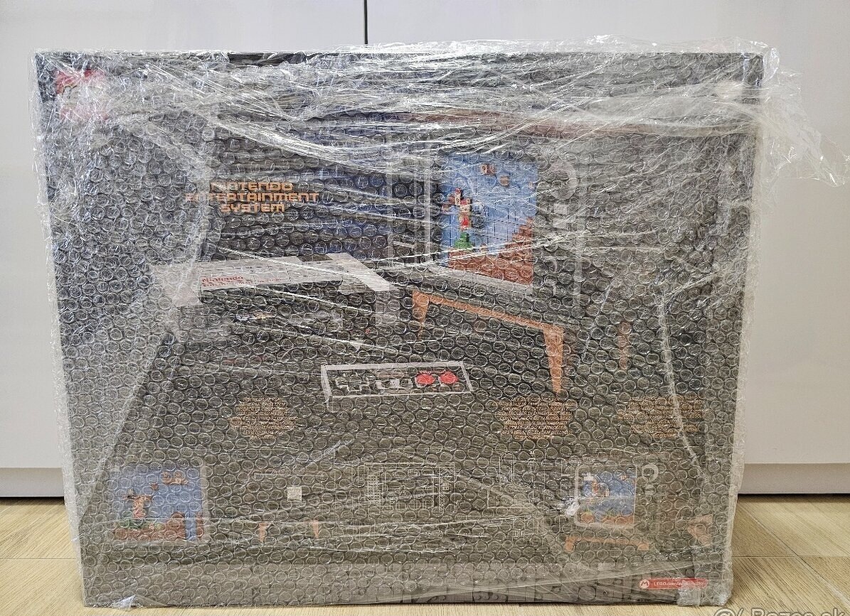 LEGO Super Mario 71374 a LEGO Icons 10323 - 3