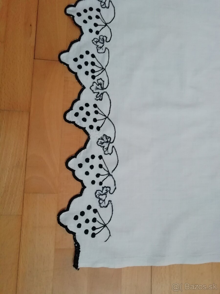 STAROŽITNÝ OBRUS RUČNE VYŠÍVANÝ - 3