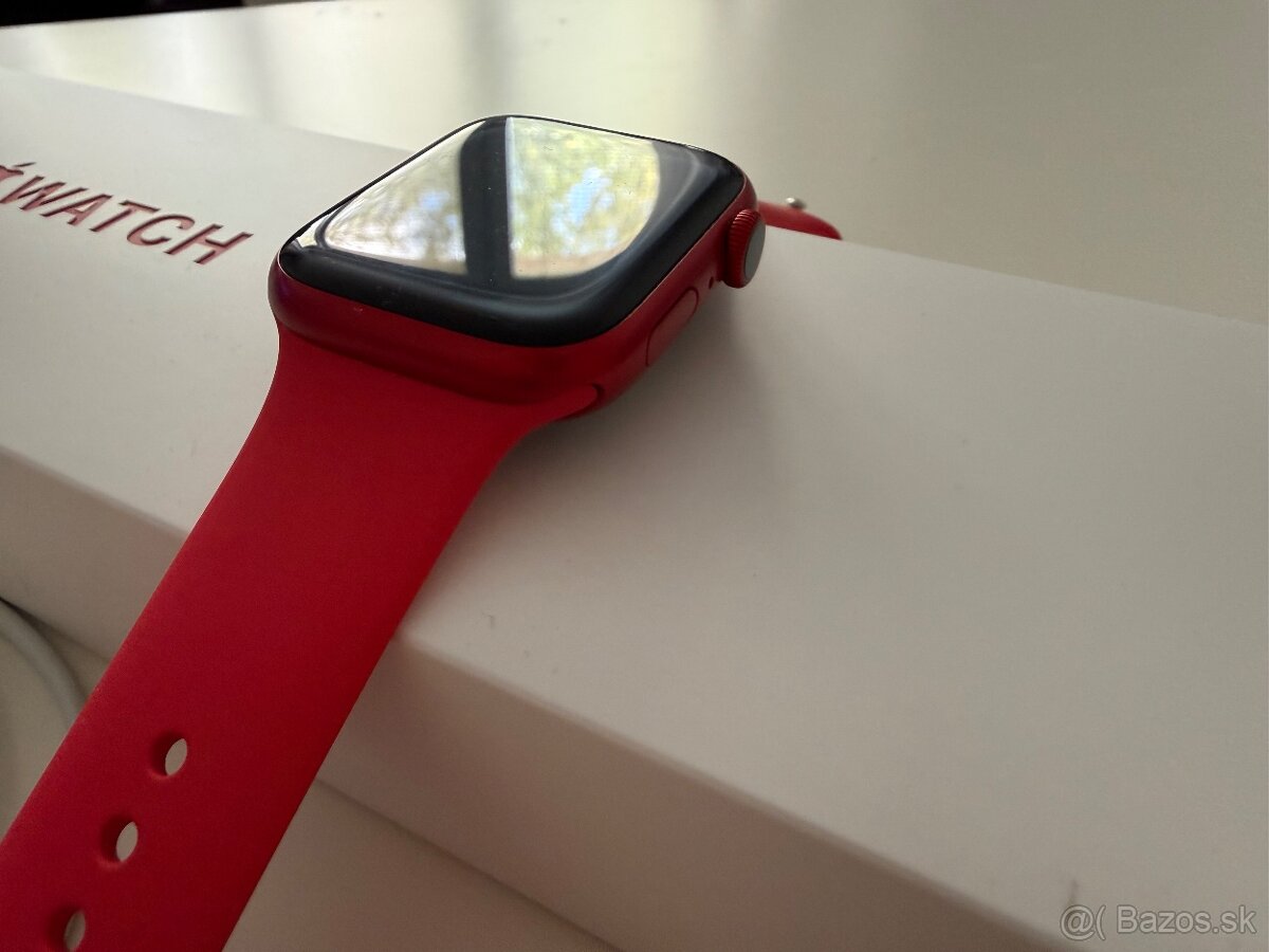 predám Apple Watch 8 45mm Product Red - 3