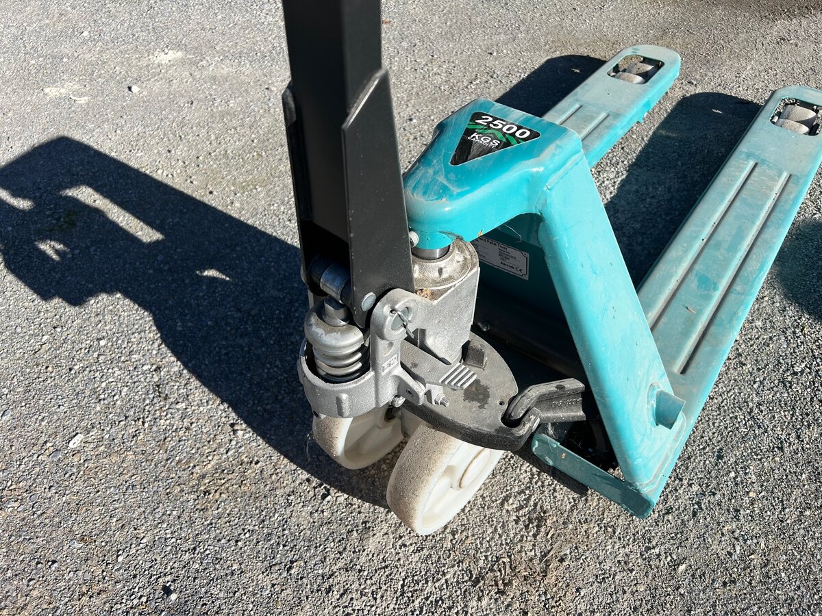 Predám nový paletový vozík 2500kg - 3