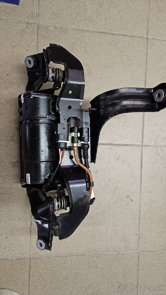 Kompresor vzduchoveho podvozku Audi A8 D4 - 3