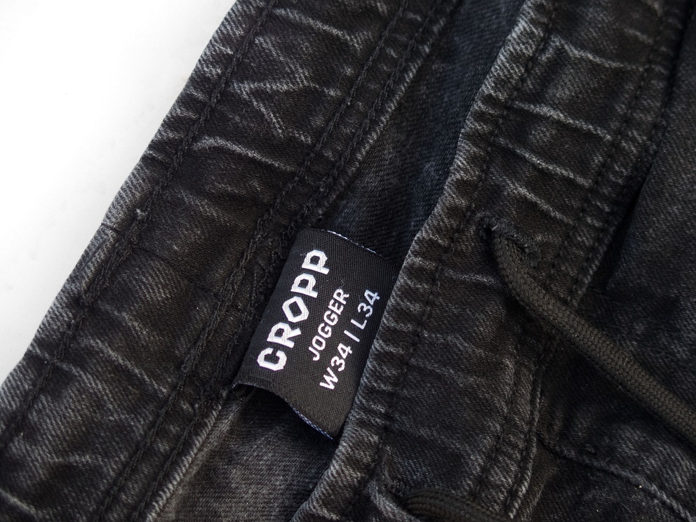 Čierne cargo nohavice Cropp č.34 - 3