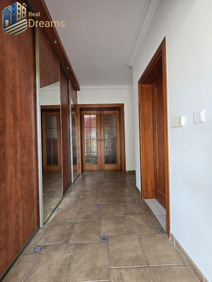 Exkluzívny 8-izbový rodinný dom s bazénom - Luxus a pohodlie - 3