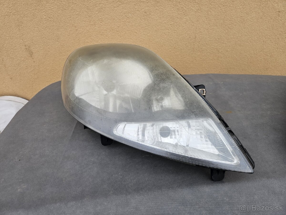 Svetlá Renault Trafic 2012 - 3