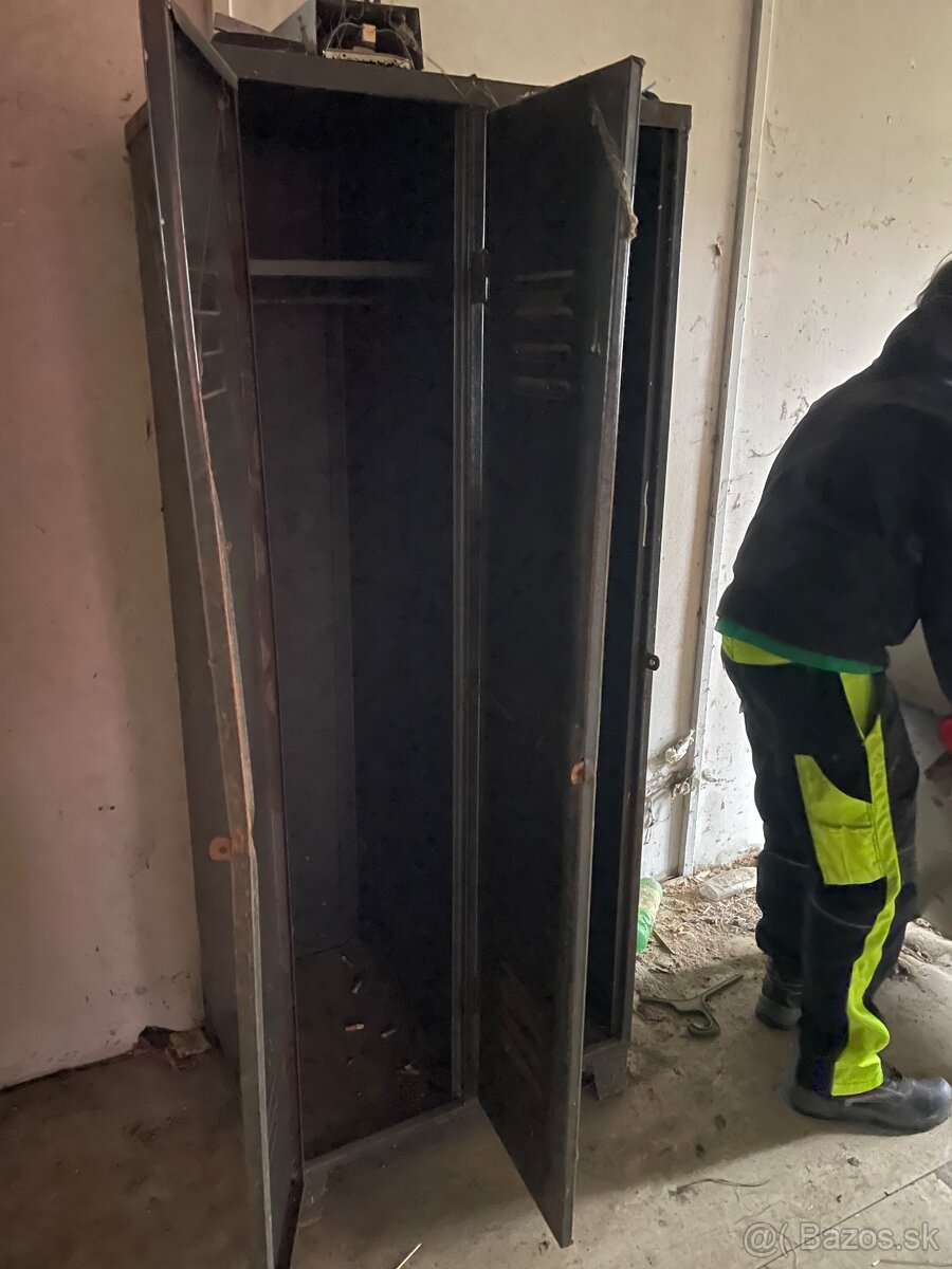 Plechové šatnikové skrine do dielne, skladu, prevádzky - 3