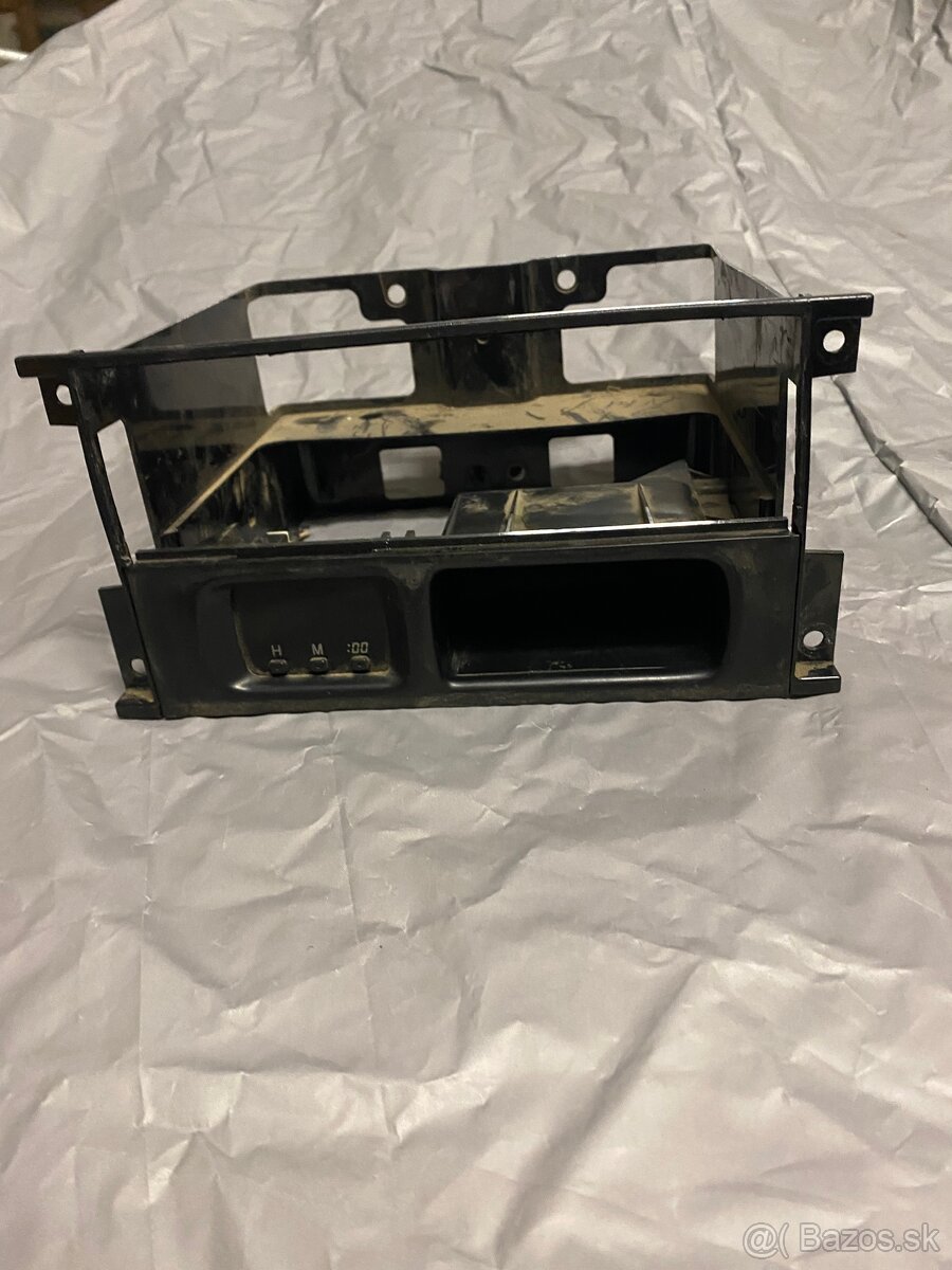 Suzuki Jimny hodinky pod rádio - 3