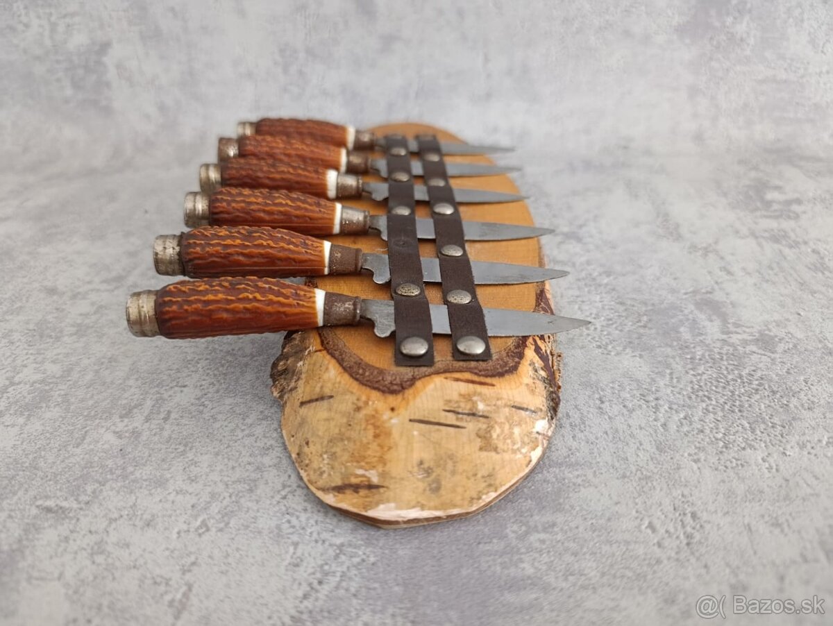 6ks malých nožíku na dřevěné podložce na zavěšení - 3