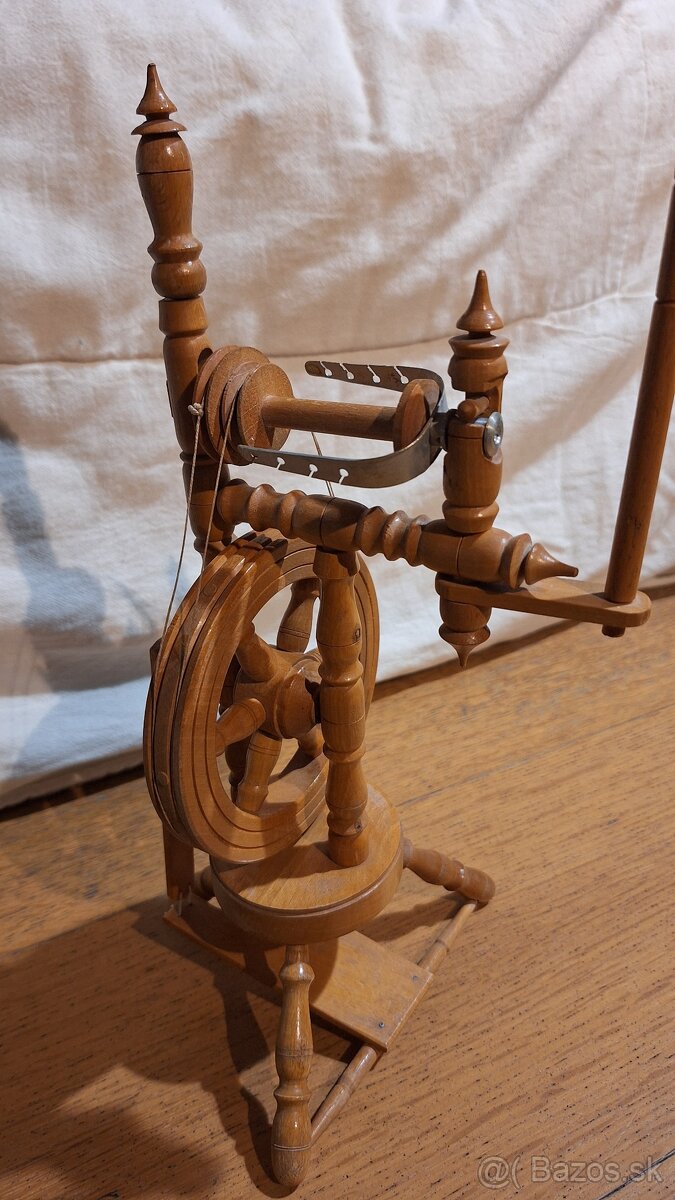 Drevený kolovrátok – ručná práca, funkčný dekoračný model - 3