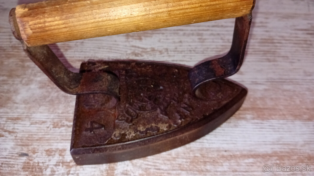 Predám peknú starú liatinovú žehličku 2 - 3