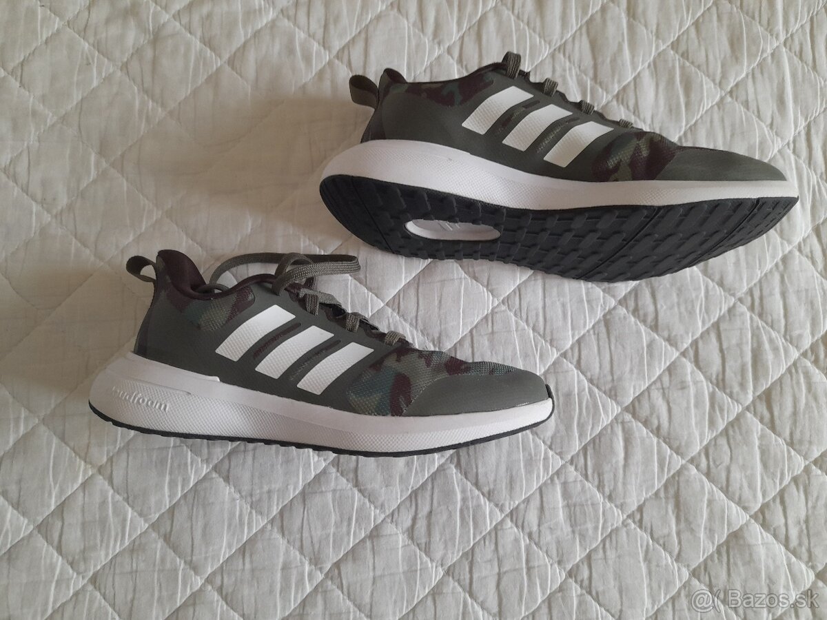 Tenisky, hálovky a šľapky - 3