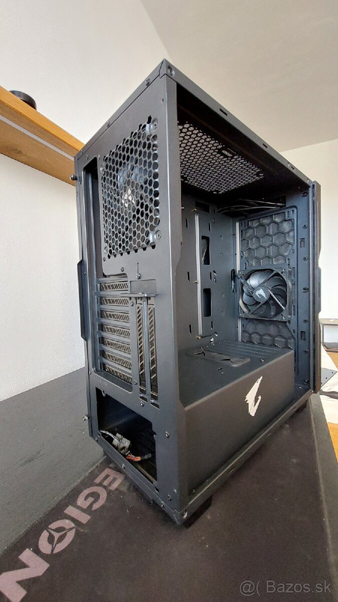 GIGABYTE AORUS C300 GLASS - 3