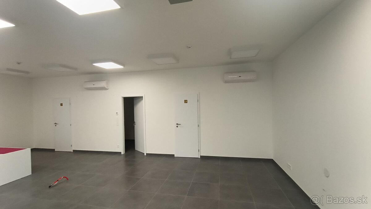 Na prenájom obchodné priestory v budove Orbis Nitra - 3