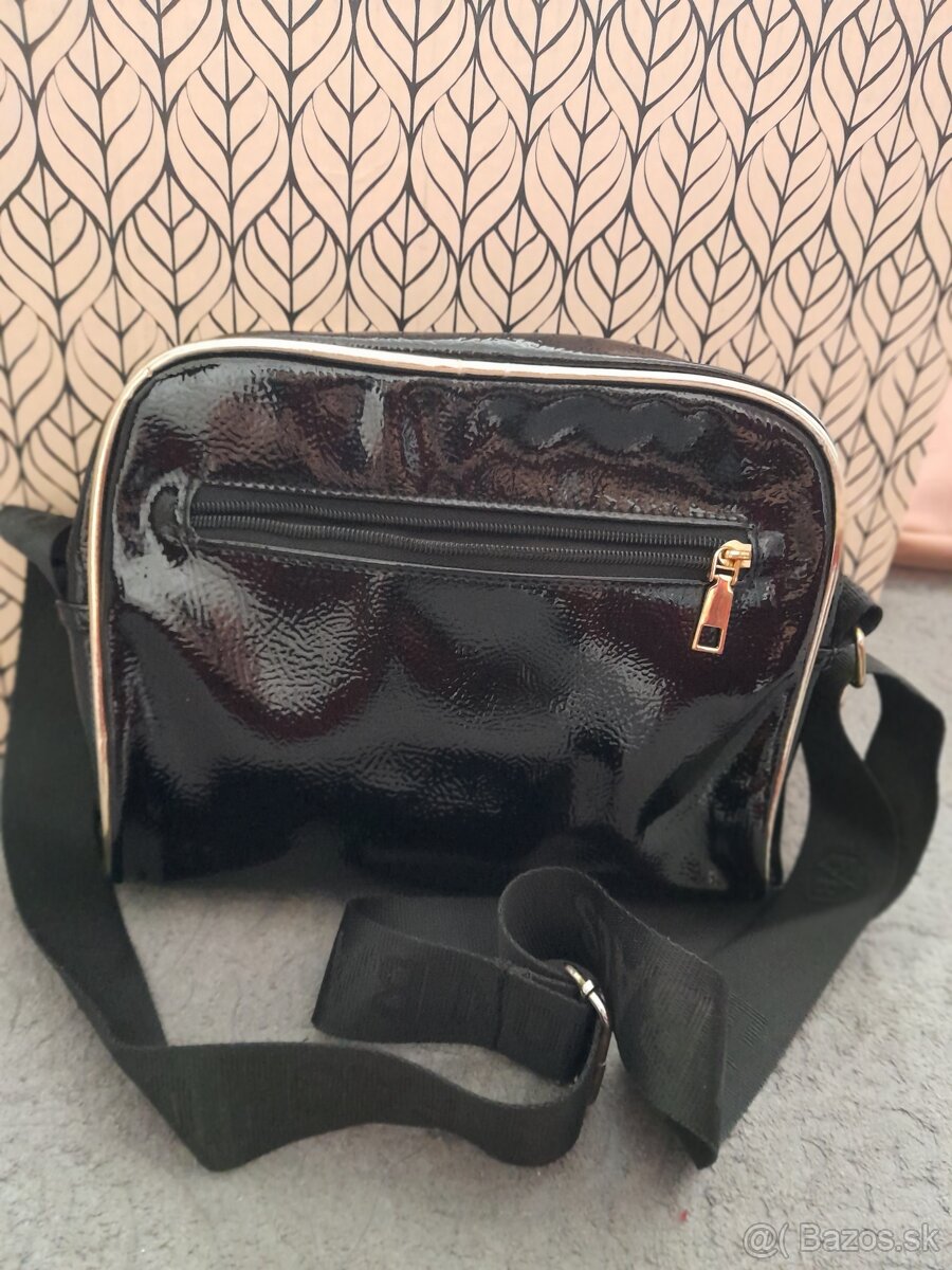 Lesklá kožená čierna kabelka - 3