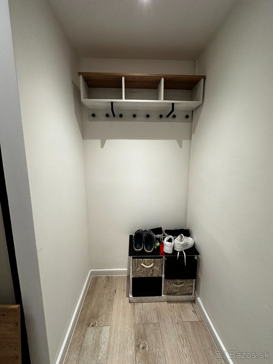 Závesná polička s háčikmi - 3