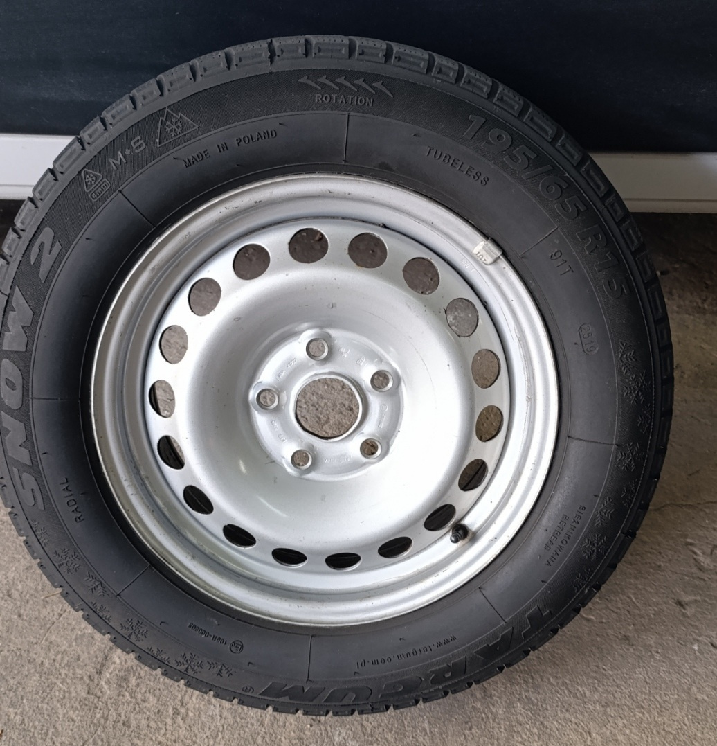 Predám rezervné koleso OCtavia 2,3 195/65 R15 rozteč 5x112. - 3