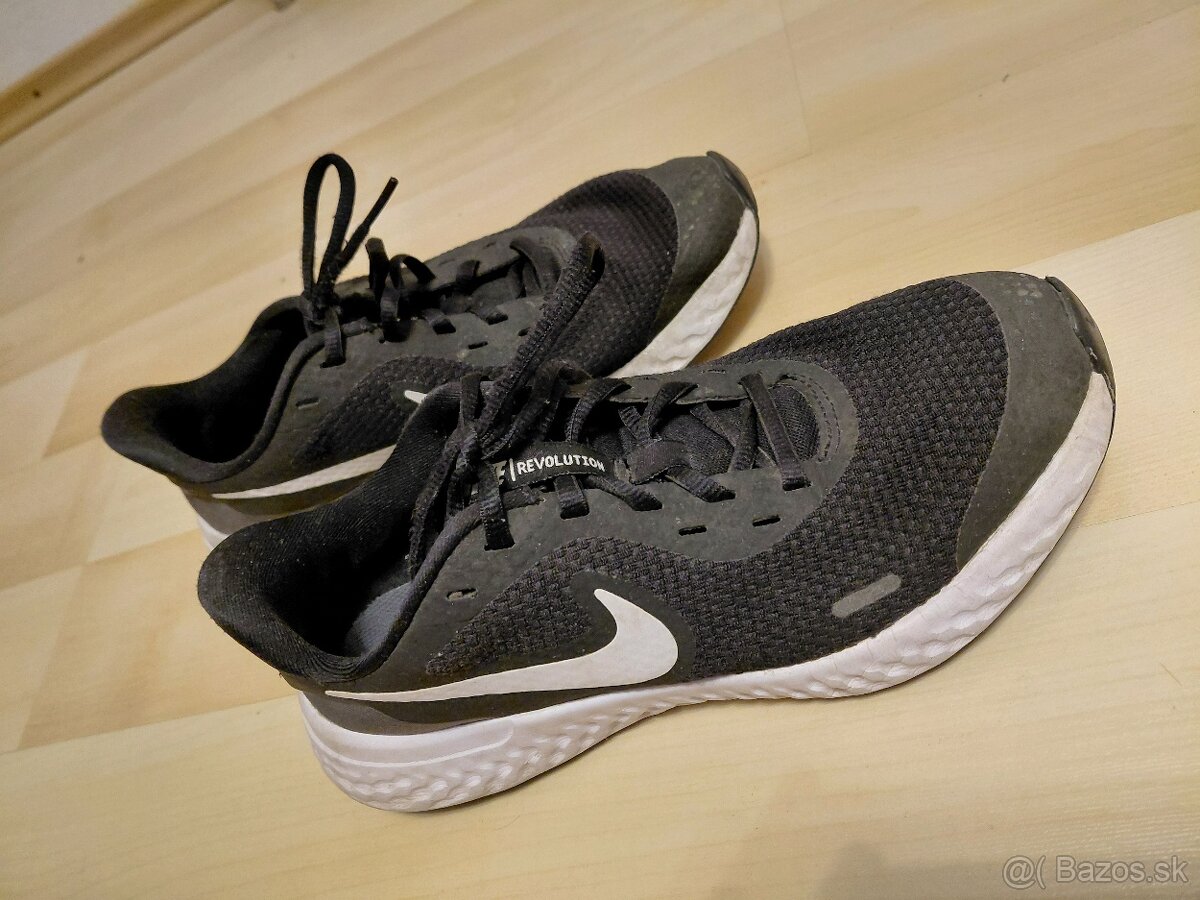 Tenisky Nike Revolution, 38 - 3