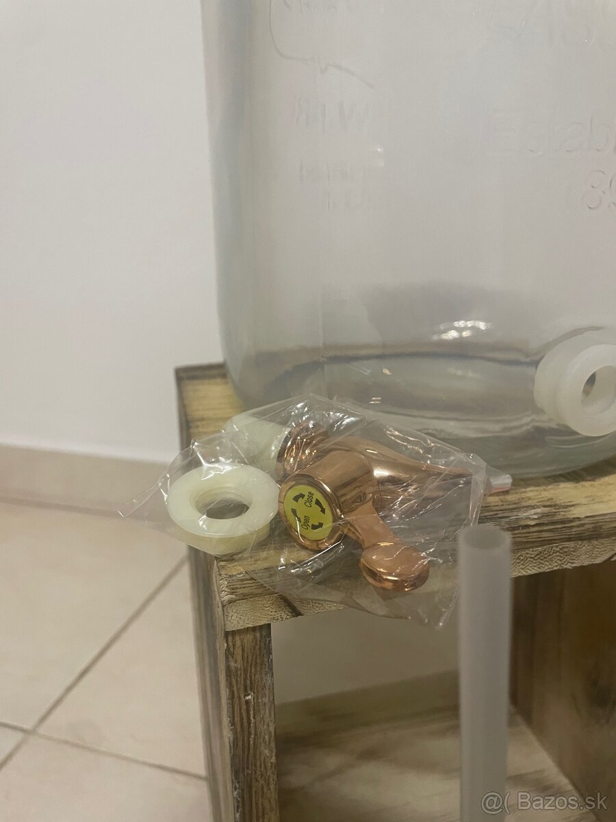 Suprava nápojovej fľaše s kohútikom - 3