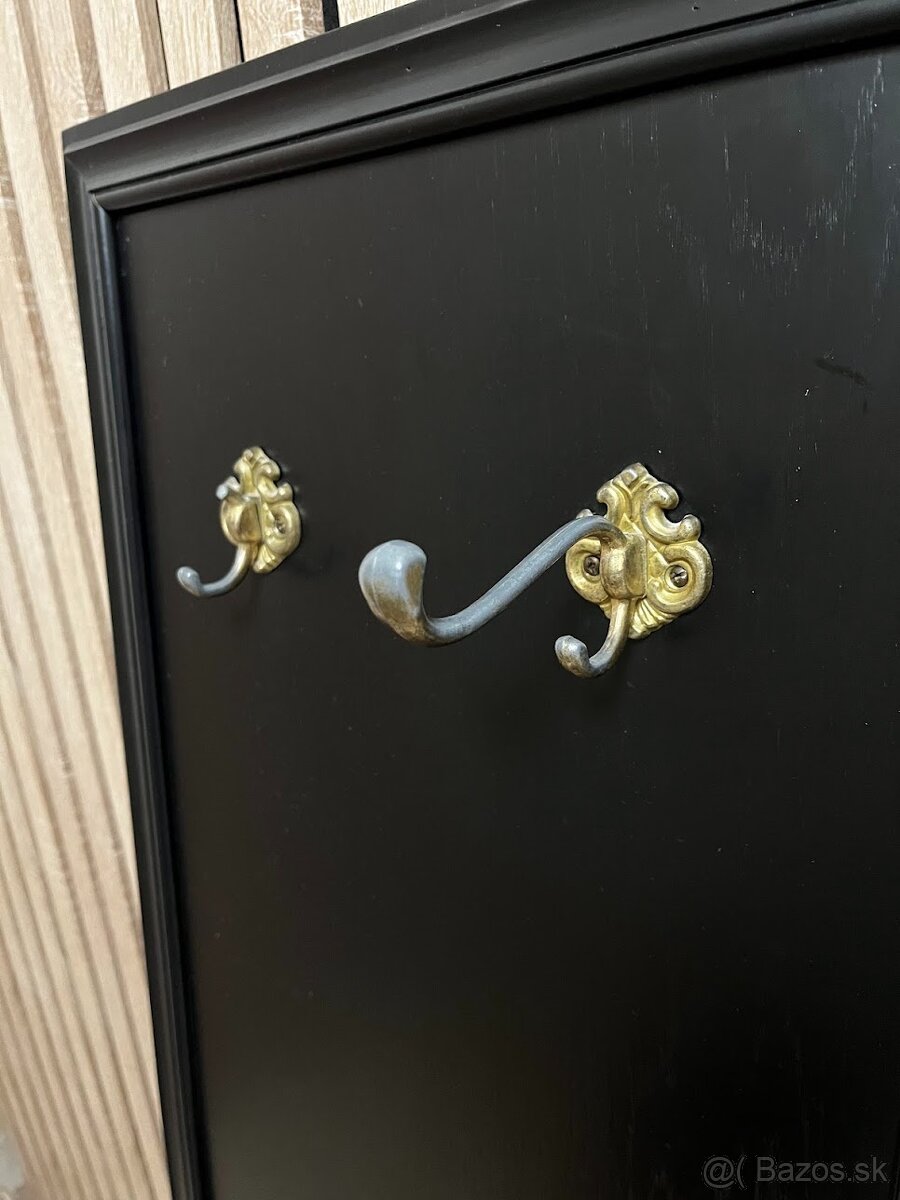 čierny drevený panel s vešiakmi - 3