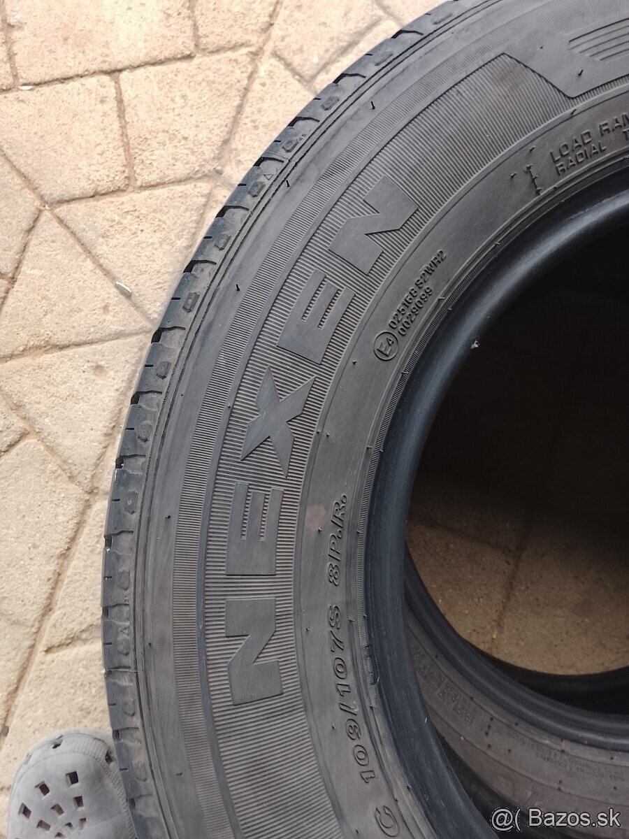 Predám letné pneu 215/70r15c - 3