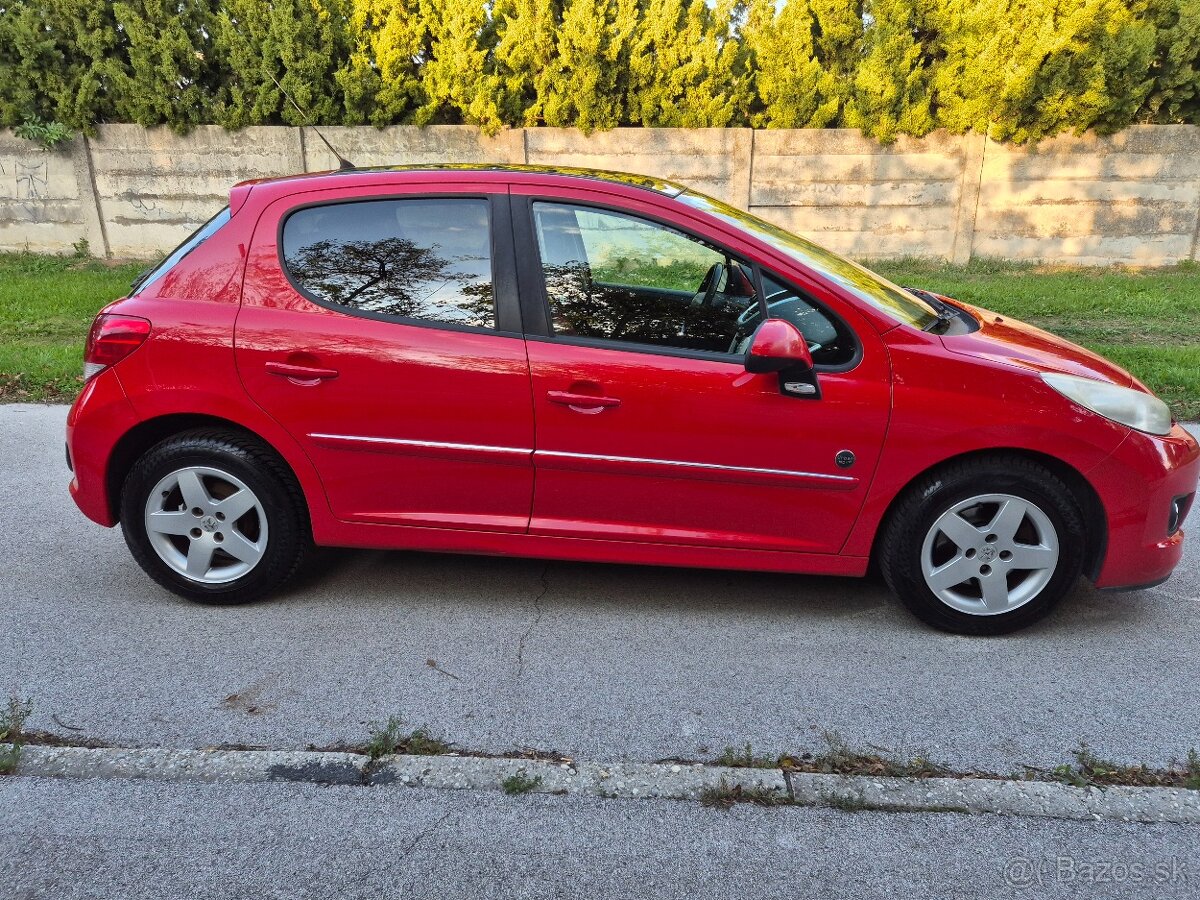 Predám Peugeot 207 1.4i 70kw r.v.2012/3 Najazdené: 139.000km - 3