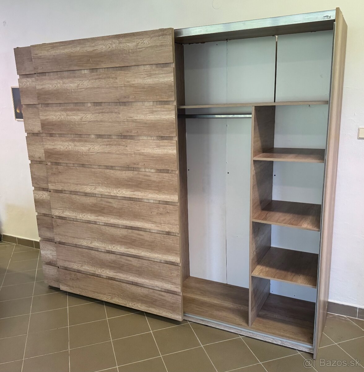 Moderná skriňa so zrkadlom - 3