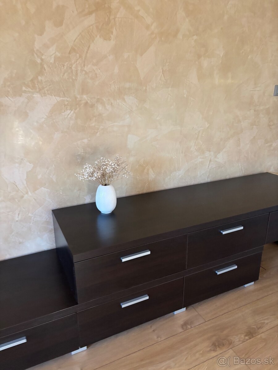 Suflikova zostava a zostava pod tv - 3