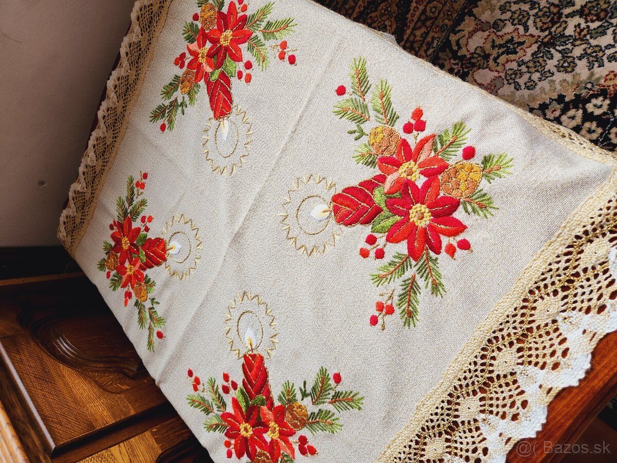 Nádherný bohato zdobený vianočný obrus s červenými sviečkami - 3