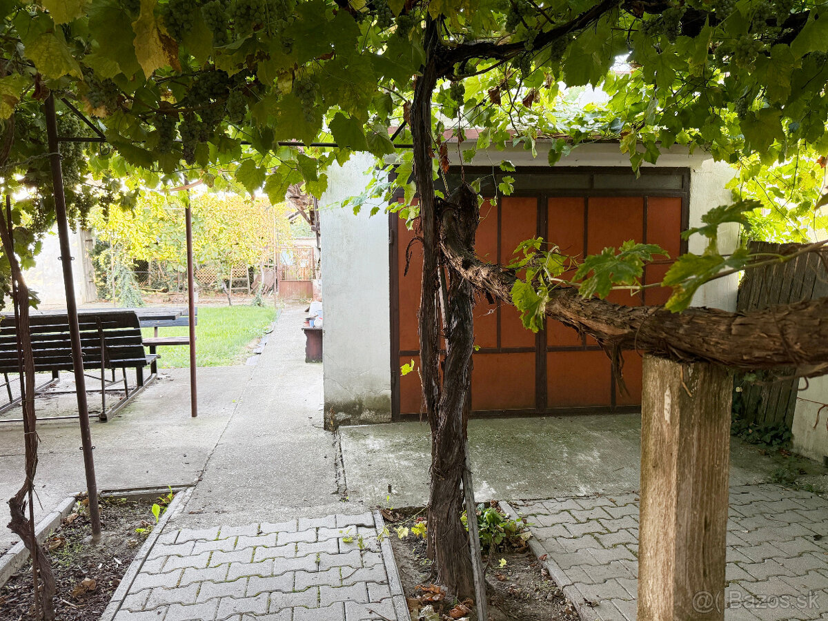 Príjemný dom pri centre Senca s garážou - 3