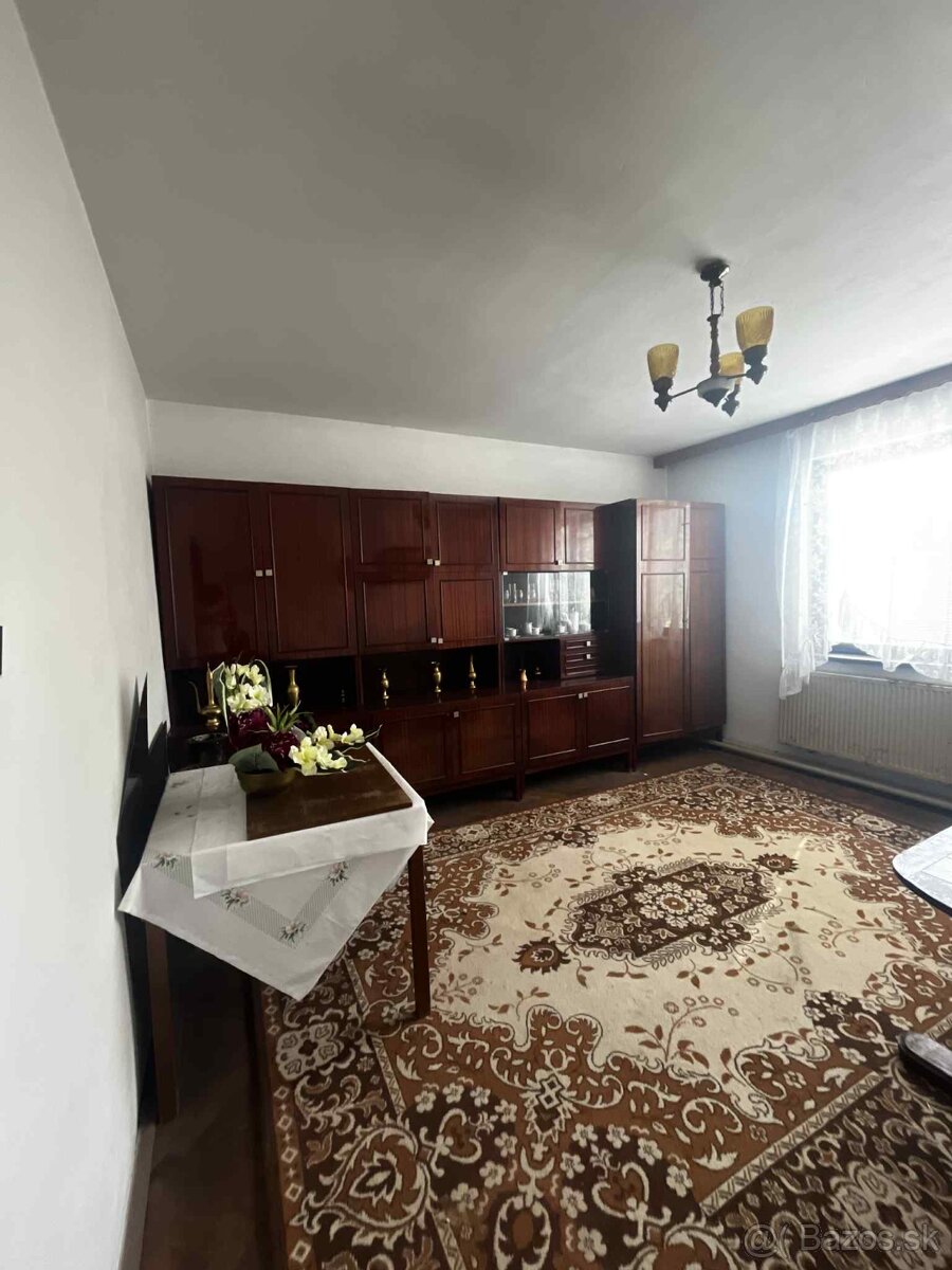 Na predaj: priestranný 5-izbový rodinný dom Holčikovce - 3