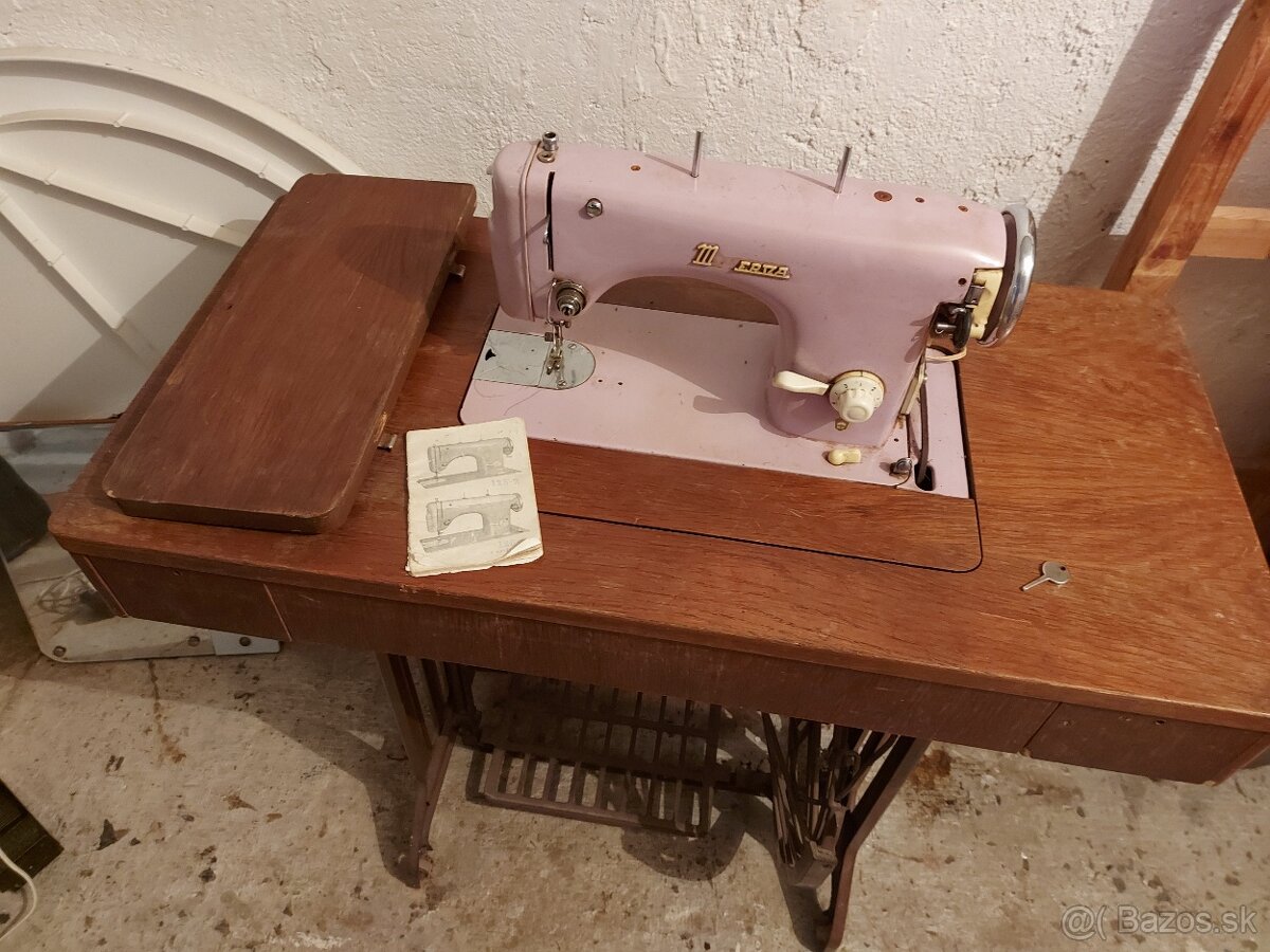Starý šijací stroj + skriňa - 3
