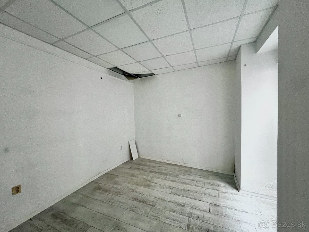 Kancelária so vstupom priamo z námestia - 3