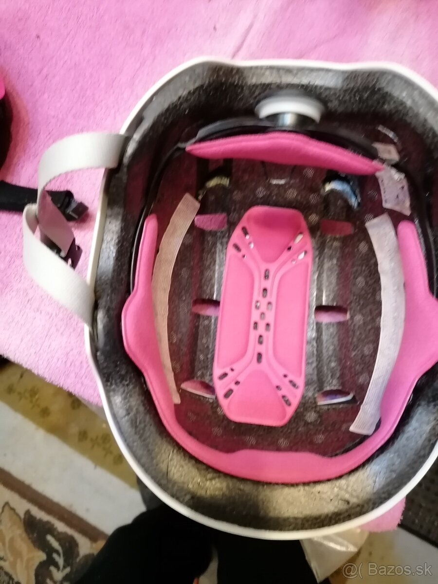 Predám zabalené Detské chrániče a dve detské prilby. - 3
