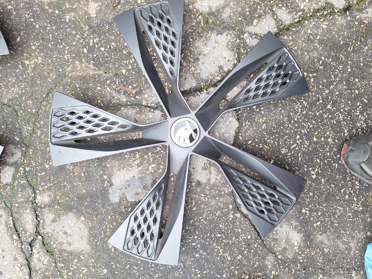 Puklice originál škoda karoq r19 - 3