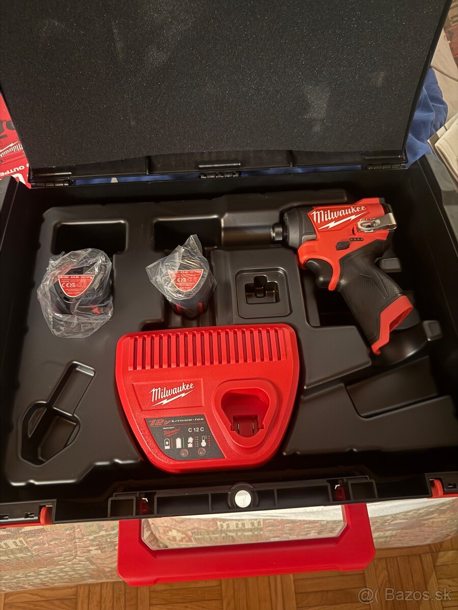 MILWAUKEE M12 FUEL™ 1/4” Hex aku rázový uťahovák - kompaktný - 3