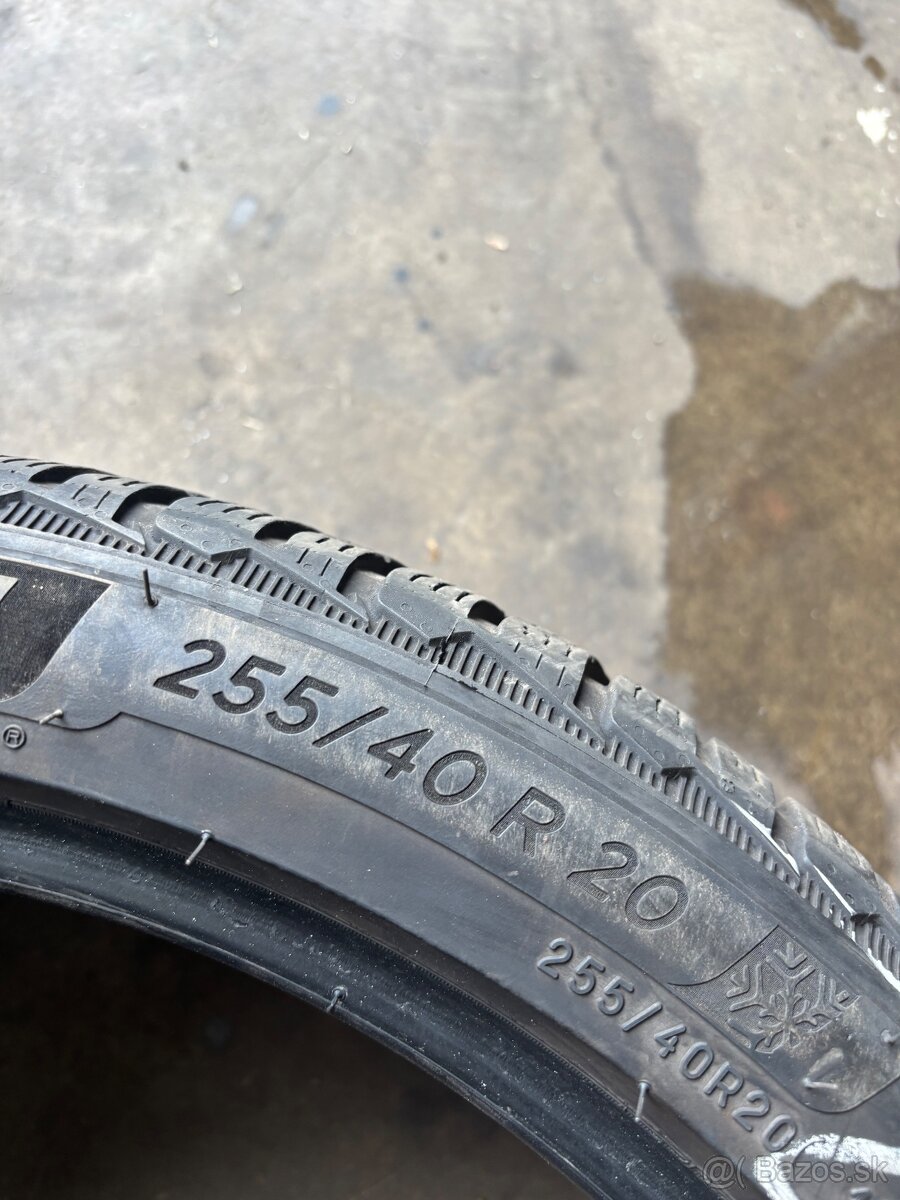 255/40R20 - 3