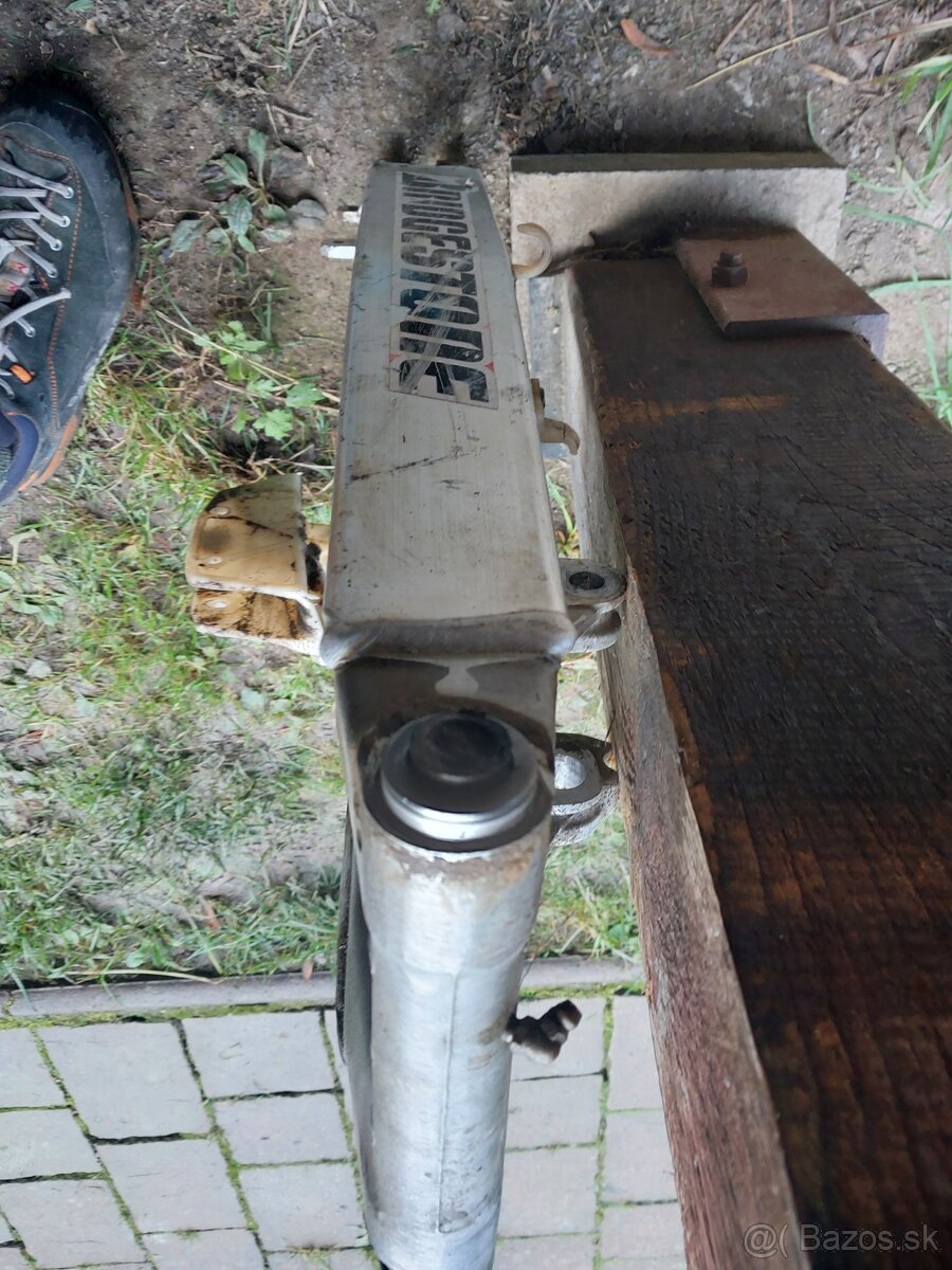 Kyvna vidlica kyvka Honda XR 600 - 3