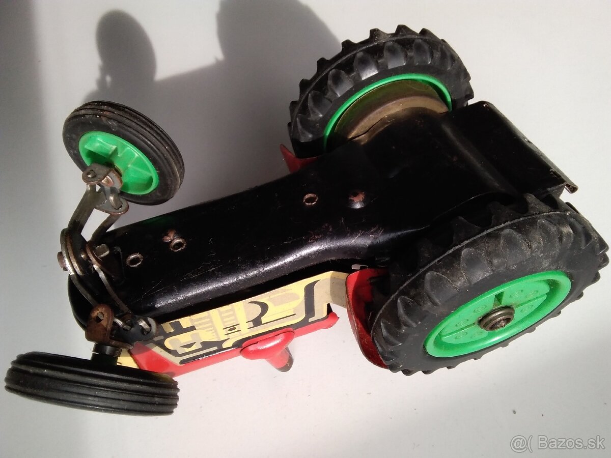 Predám starú hračku Traktor. Na kľúčik. Plechová hračka.
- 3