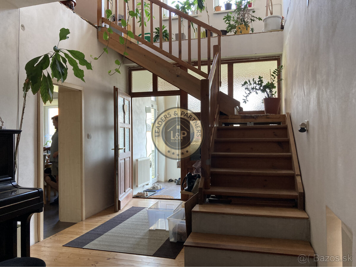 PREDAJ veľký 6izbový rodinný dom Bezenye. - 3