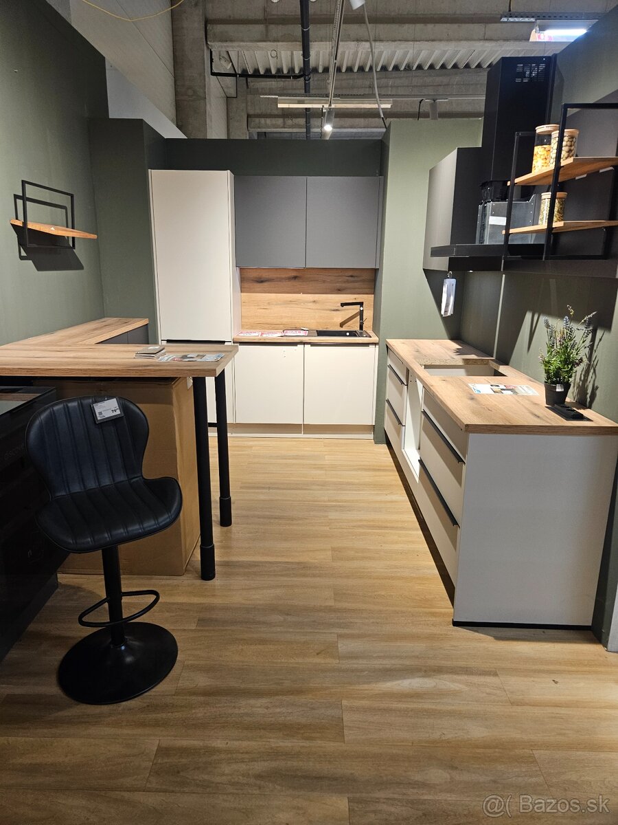 VSTAVANA KUCHYNA Z VYSTAVY - 3