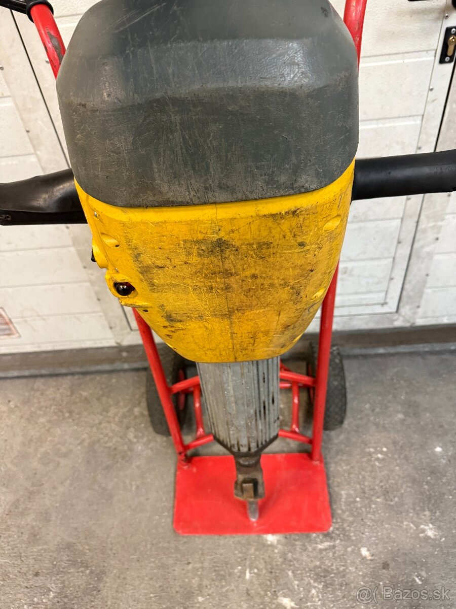 3. Benzínové búracie kladivo Wacker Neuson BH55 - 3