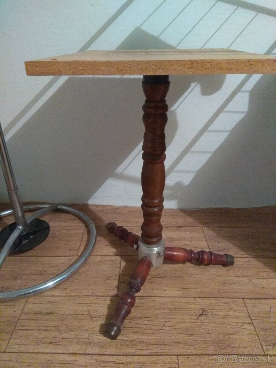 MALý STOLíK S VYREZáVANOU NOHOU - 3