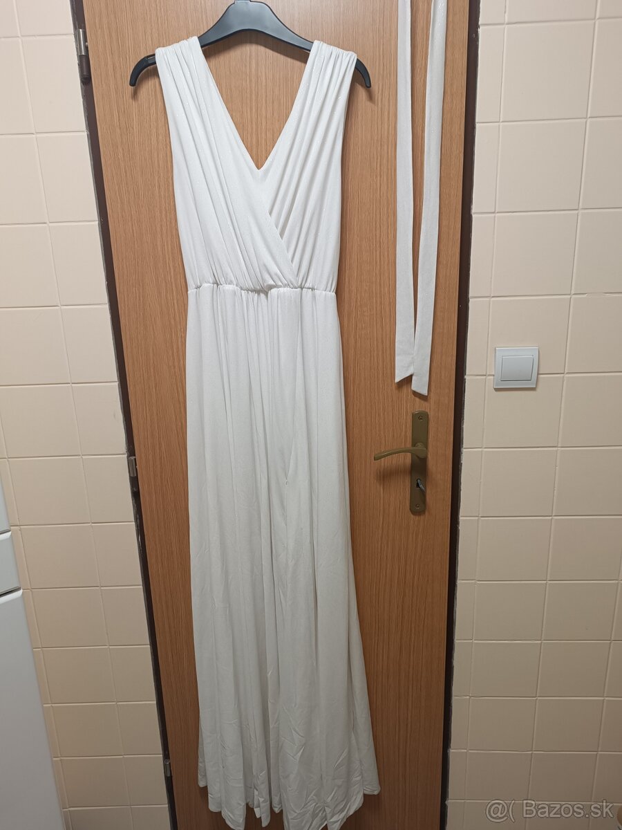 Trblietavé svadobné šaty s rozparkom - 3