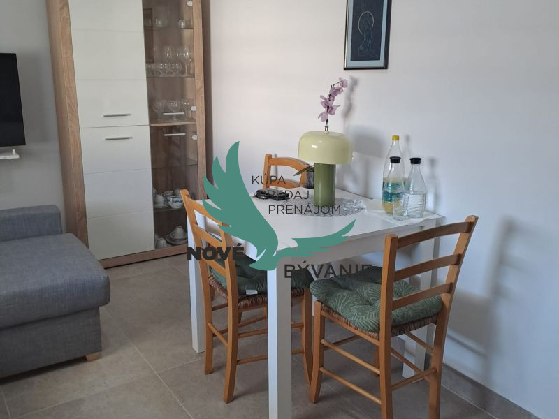 Chorvátsko - Domček v radovej zástavbe s pred záhradkou - 3