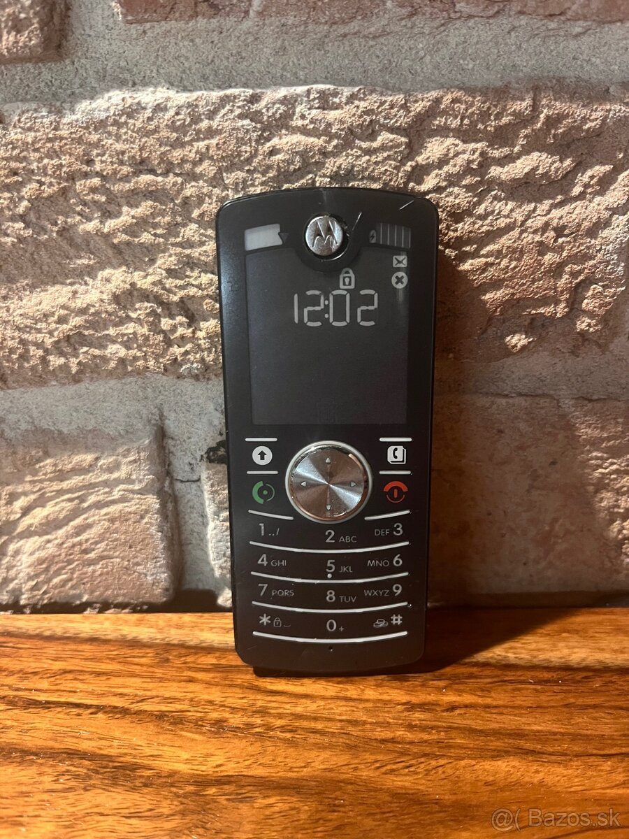 Motorola MOTOFONE F3 monochromaticky displej - 3