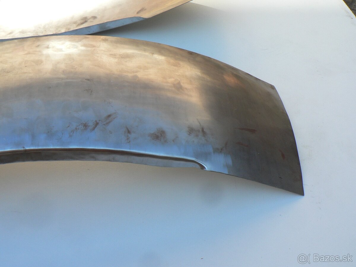 Spodní část mezi předním blatníkem a maskou Tatra 603 - 3