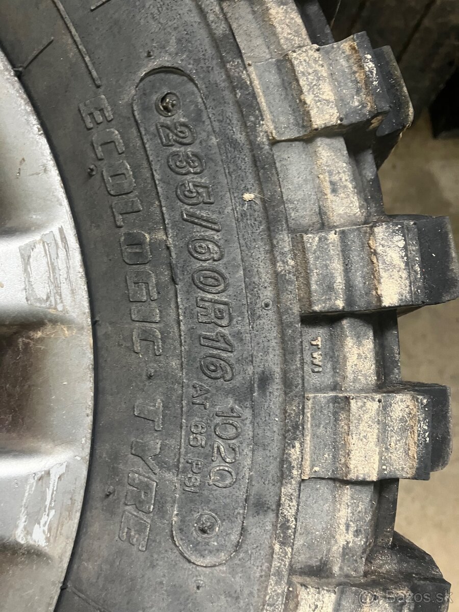 235/60R16 - 3