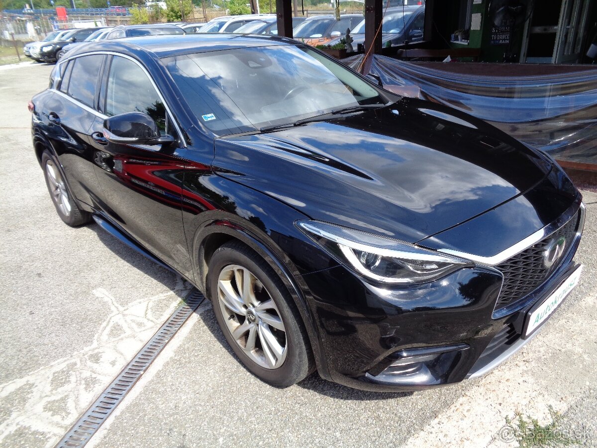Infiniti Q30 1.5 - 3