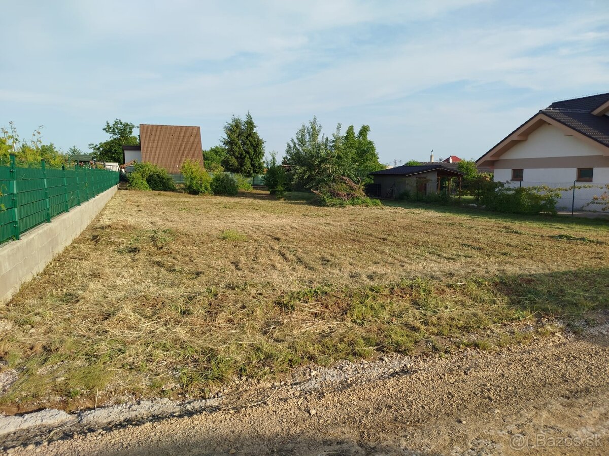 Váš domov čaká XL stavebný pozemok 1018 m2 v Golianove - 3