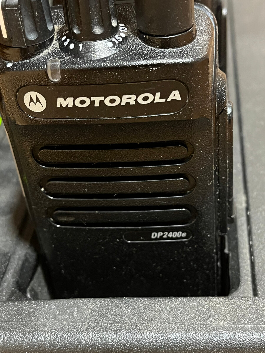 Vysielačky motorola DP2400e UHF 6ks + impres nabijacka - 3